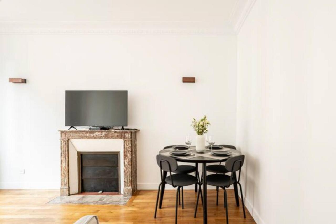 The Square, Paris-Asnieres, Private Apartment With Bedroom And Living Room Exterior foto